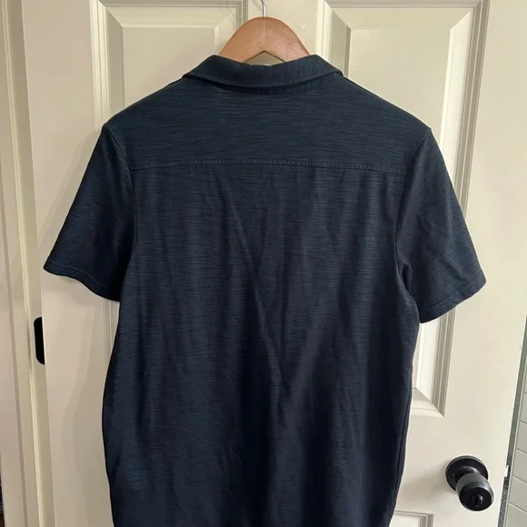 EUC size Large Men’s Rock & Republic navy polo shirt.Love the pockets & detail - Picture 7 of 8